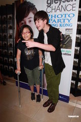 组图：GaGa小师弟抵港 自称已与歌迷们结婚