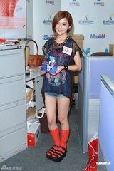 组图：阿Sa(蔡卓妍)电台宣传新专辑秀美腿