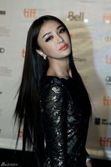 组图：秦岚黑色礼服亮相多伦多电影节