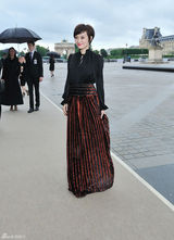 组图：孙俪复古装卢浮宫优雅看秀