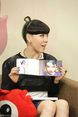 组图：吴莫愁做客新浪聊专辑 不担心能红多久