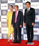 组图：姜秀妍黄色长裙闪耀亮相釜山闭幕红毯