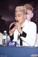 组图：NUEST四缺一抵台开唱 卖萌撒娇钓粉丝