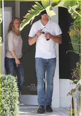 组图：《真爱如血》斯卡斯加德白衣牛仔型男风