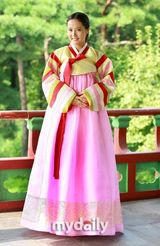 组图：韩国女演员吴珊夏与女歌手成恩穿韩服拍写真