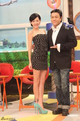 高清图：小S踩高跟鞋承认怀孕三月 称生女儿几率大