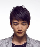 组图：许诺硬汉宣传照 突破乖乖形象展男人魅力