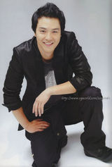 幻灯图：朴龙河生前帅气写真 阳光笑容温暖众人