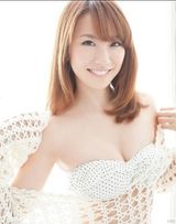 组图：日本杂志女星山本梓湿身内衣写真曝光