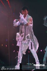 组图：许志安出道25周年红馆开唱 郑秀文捧场