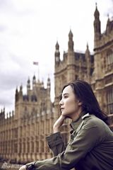 高清图：小宋佳化身英伦玫瑰 赴伦敦拍摄杂志封面