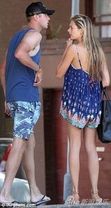 组图：27岁英板球型男出海 金发美女不慎落水