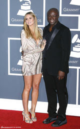 高清组图：海蒂-克拉姆和老公SEAL亮相秀恩爱黑白配