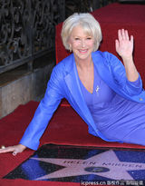 组图：海伦-米伦留名星光大道 与老公甜蜜舌吻