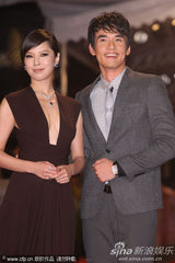 组图：45届金钟奖红毯 天心超深V性感亮相