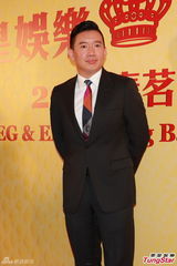 组图：谢霆锋出席英皇春茗 姗姗来迟拒受访