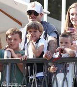 幻灯图：小贝夫妇携子看表演 儿子戴太阳镜造型时尚