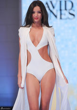 组图：超模米兰达-可儿悉尼走秀性感美艳