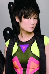 独家：李宇春同名专辑封面曝光 穿帅气马丁靴踢腿