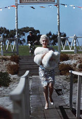 幻灯图：梦露生前透视装性感照曝光 白色皮草显高贵