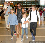 组图：小贝一家高调亮相 七公主萌样可人