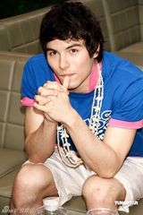 幻灯图：阳光型男凤小岳走秀大展运动风