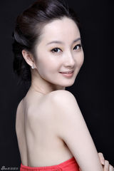 组图：程媛媛红色礼服写真 展典雅端庄清纯面