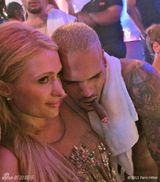 组图：希尔顿派对狂欢 克里斯布朗紧盯其胸部