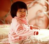 组图：41岁沙宝亮6岁爱女萌照 开拖拉机展英气