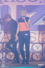 组图：中韩明星齐聚搜寻人气大奖颁奖礼  