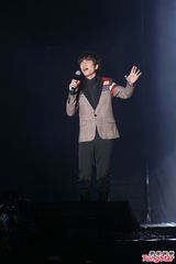 组图：萧敬腾炎亚纶亮相圣诞演唱会high翻全场