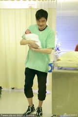 组图：新科妈妈苏岩罕见大肚照曝光