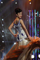 组图：张俪亮相时尚大典优雅大气