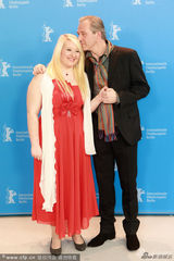 组图：《天堂希望》发布会 导演亲吻女星