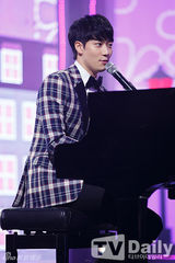 组图：东方神起回归夺首冠 女团成员台上晕倒