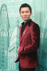 组图：群星助阵发布会 巩俐戴过亿珠宝显女王气质