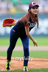 组图：Davichi成员姜敏京担任棒球比赛开球嘉宾