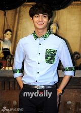 组图：秀英李钟赫片场调情 潮人李天熙脚踩飞跃