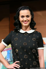 组图： 凯蒂-佩里日本宣传专辑 双手比V卖萌