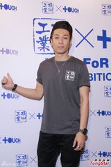 组图：余文乐周柏豪力证兄弟情 领军球队办展览