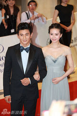 组图：第18届白玉兰奖红毯 吴奇隆刘诗诗亮相