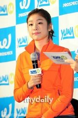 组图：花滑运动员金妍儿出席代言活动吐舌卖萌