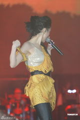 组图：Twins开唱庆出道十年 镇定处理现场意外