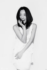 组图：王妍苏纯净黑白写真 清爽迷人笑容甜美