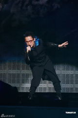 组图：罗大佑个唱为叶倩文伴奏 拥热舞辣妹