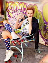 组图：萨拉-多蒙半裸秀娇乳 与女伴大玩同性爱