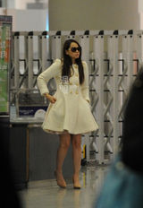 组图：伊能静寒冬穿短裙回京 坐桌子上等行李