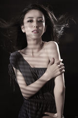 组图：佟丽娅杂志写真华丽冷艳 变身御姐秀气场