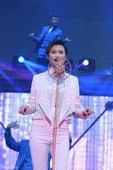 组图：李宇春上海开唱遭男舞者抱 父母首度现身