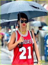 组图：蕾哈娜穿篮球裙散步 全套金饰奢华抢镜